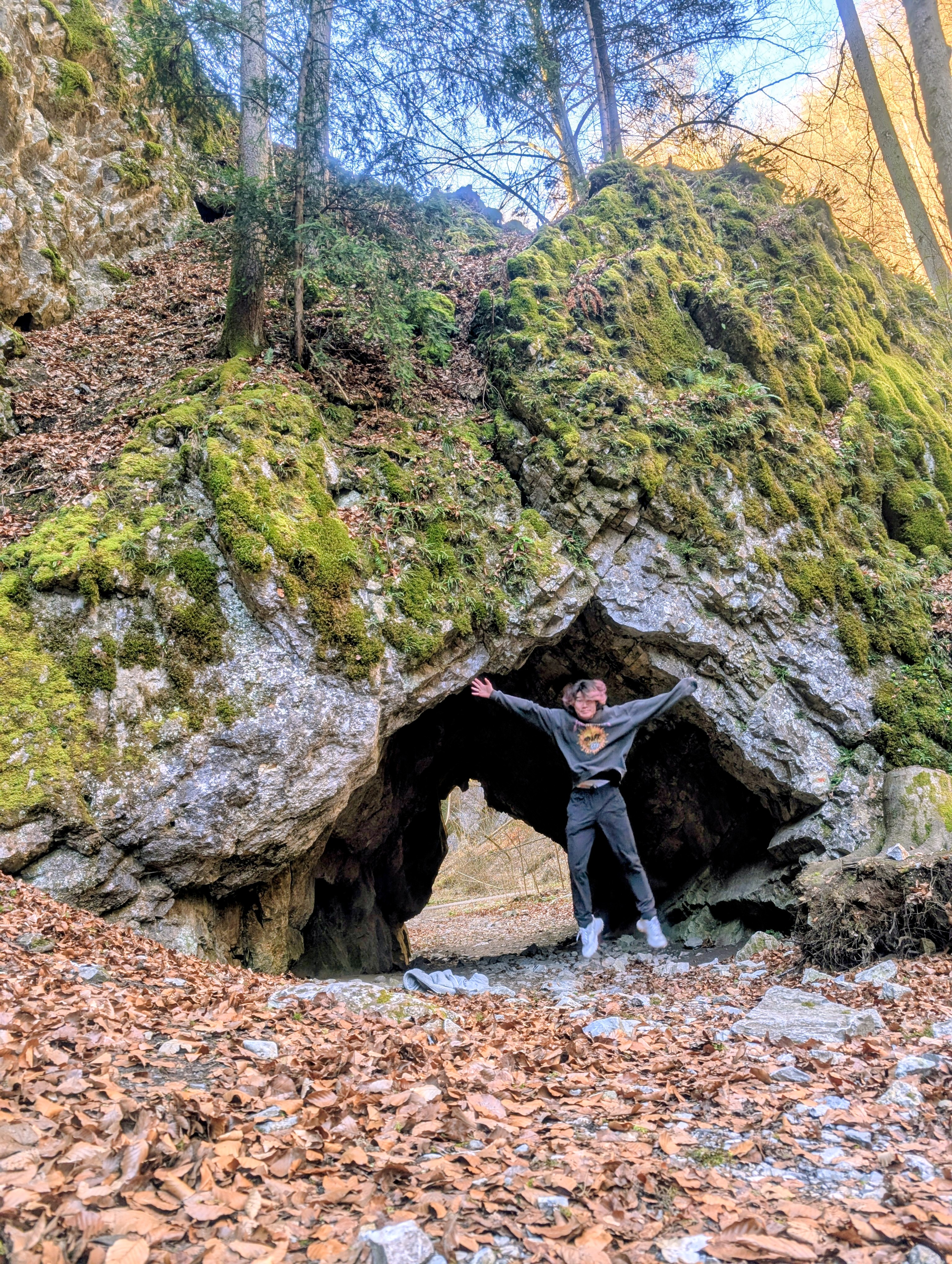 Blansko、森の中の岩のアーチ