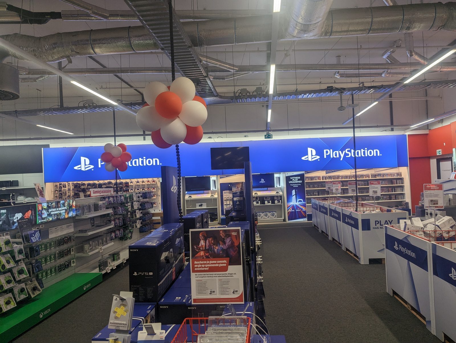 電気店で見つけたNintendo Switchのソフト棚